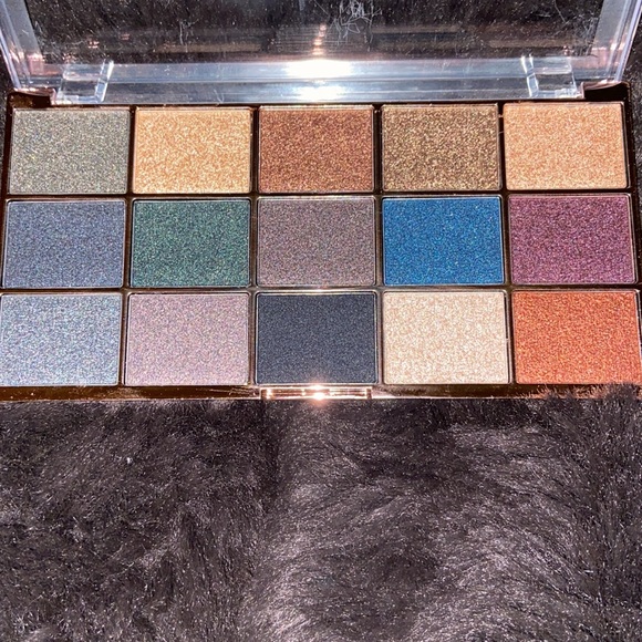 COPY - Revolution 15 pan eyeshadow palette called Foil-Frenzy Hybrid - Picture 2 of 4
